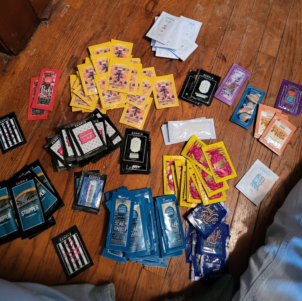 Lot of 100+ Perfectly Posh sample packets